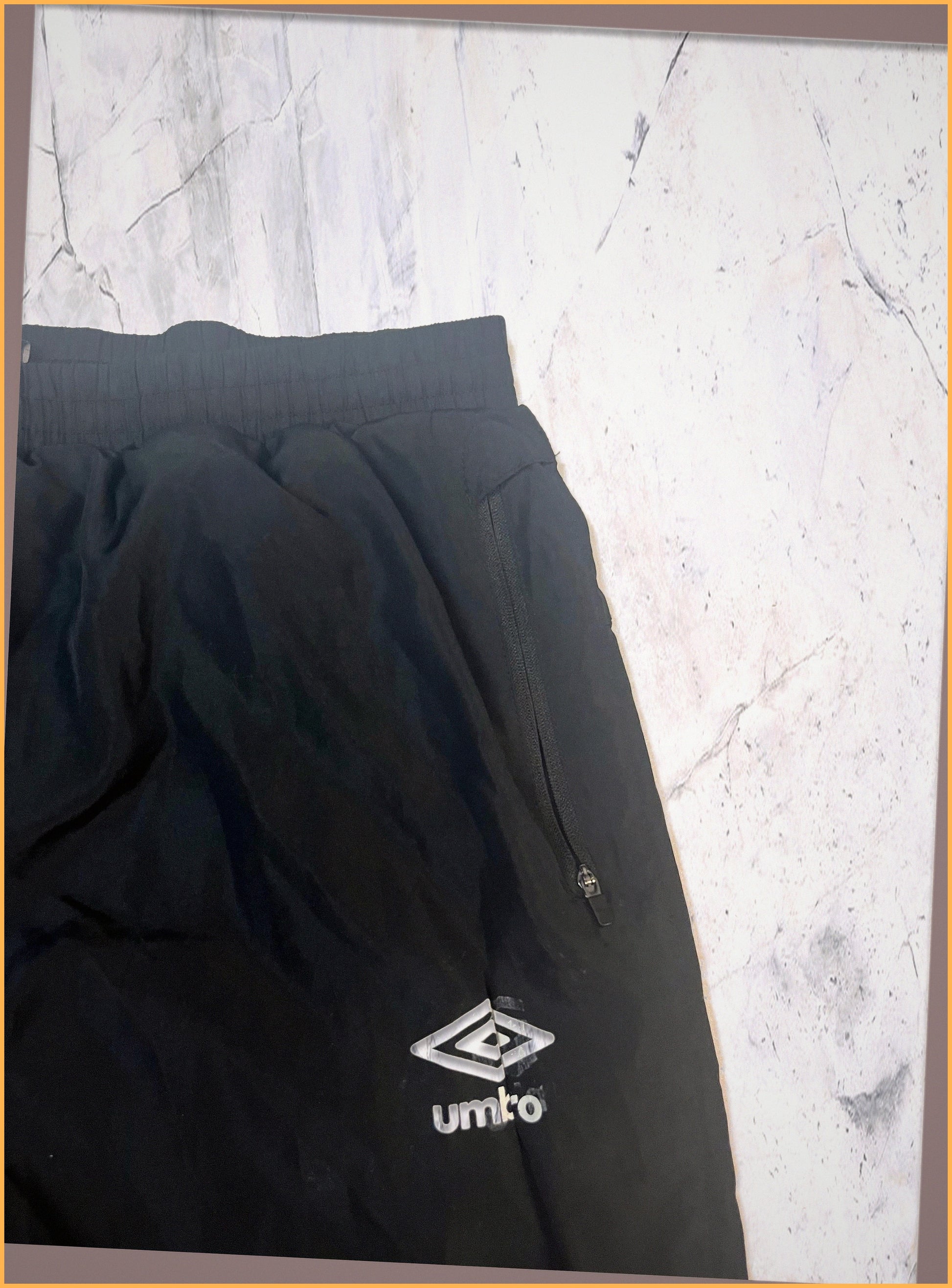 Entdecke unsere Vintage Track Pants von Nike und anderen Marken, erhältlich bei Valuxery.de - Dein Shop für trendige Vintage - Kleidung. Unsere Track Pants sind aus hochwertigen Materialien und