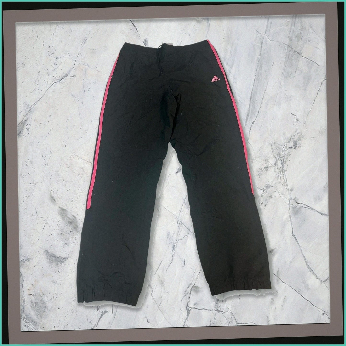 Entdecke unsere Vintage Track Pants von Nike und anderen Marken, erhältlich bei Valuxery.de - Dein Shop für trendige Vintage - Kleidung. Unsere Track Pants sind aus hochwertigen Materialien und