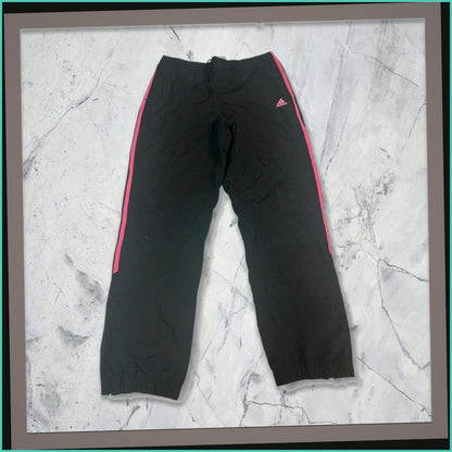 Entdecke unsere Vintage Track Pants von Nike und anderen Marken, erhältlich bei Valuxery.de - Dein Shop für trendige Vintage - Kleidung. Unsere Track Pants sind aus hochwertigen Materialien und