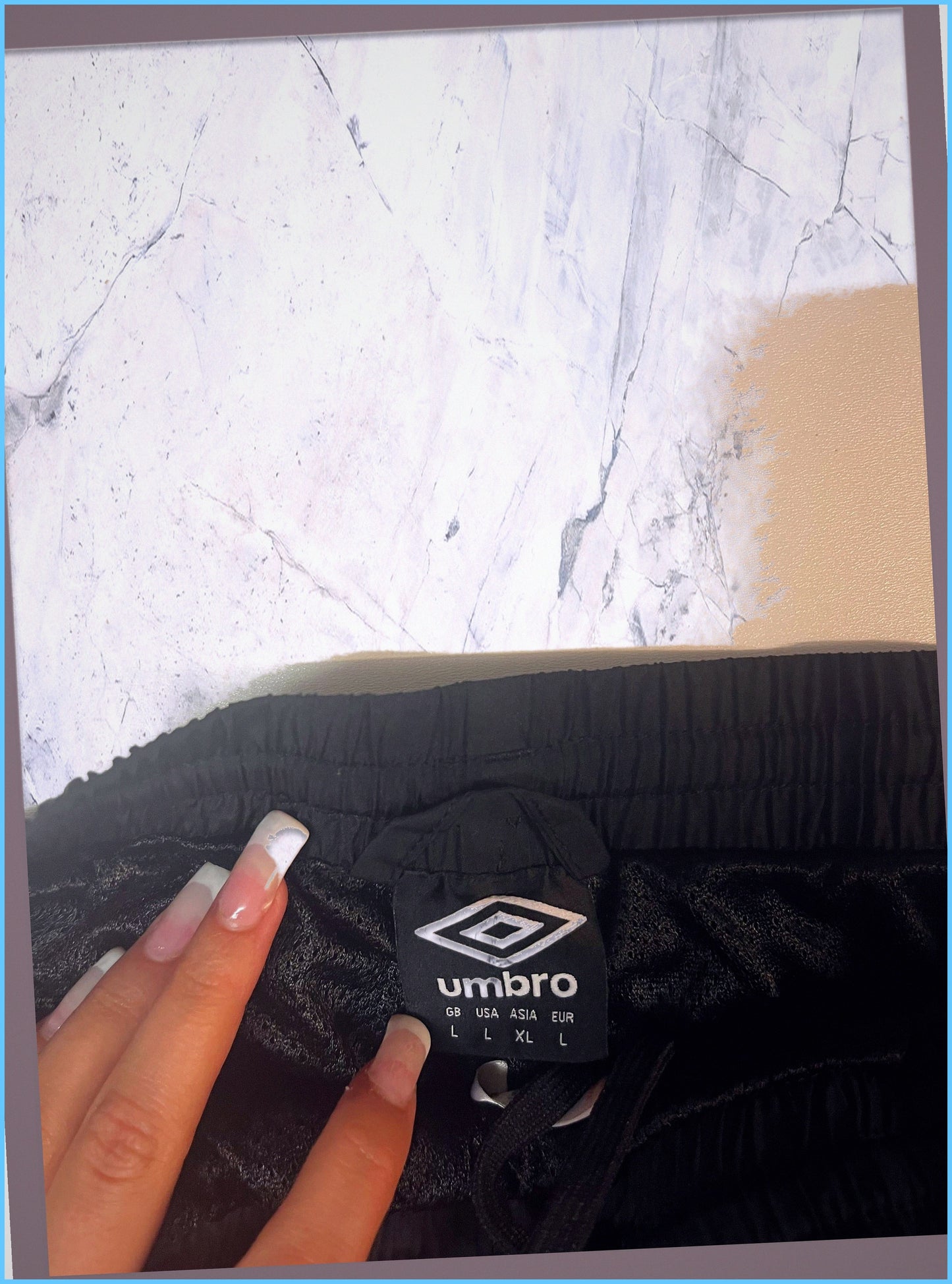 Entdecke unsere Vintage Track Pants von Nike und anderen Marken, erhältlich bei Valuxery.de - Dein Shop für trendige Vintage - Kleidung. Unsere Track Pants sind aus hochwertigen Materialien und