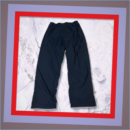 Entdecke unsere Vintage Track Pants von Nike und anderen Marken, erhältlich bei Valuxery.de - Dein Shop für trendige Vintage - Kleidung. Unsere Track Pants sind aus hochwertigen Materialien und