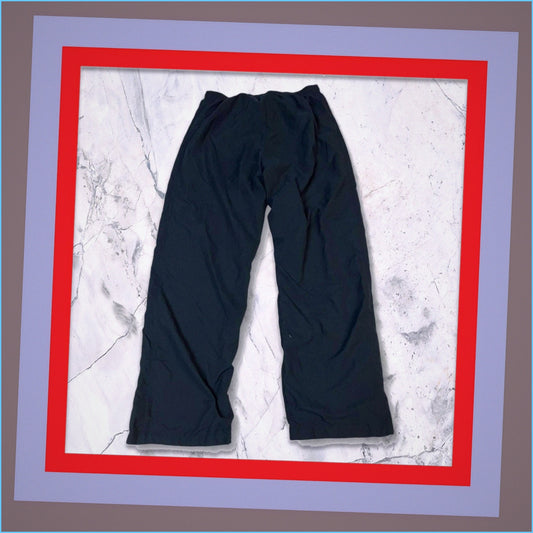 Entdecke unsere Vintage Track Pants von Nike und anderen Marken, erhältlich bei Valuxery.de - Dein Shop für trendige Vintage - Kleidung. Unsere Track Pants sind aus hochwertigen Materialien und