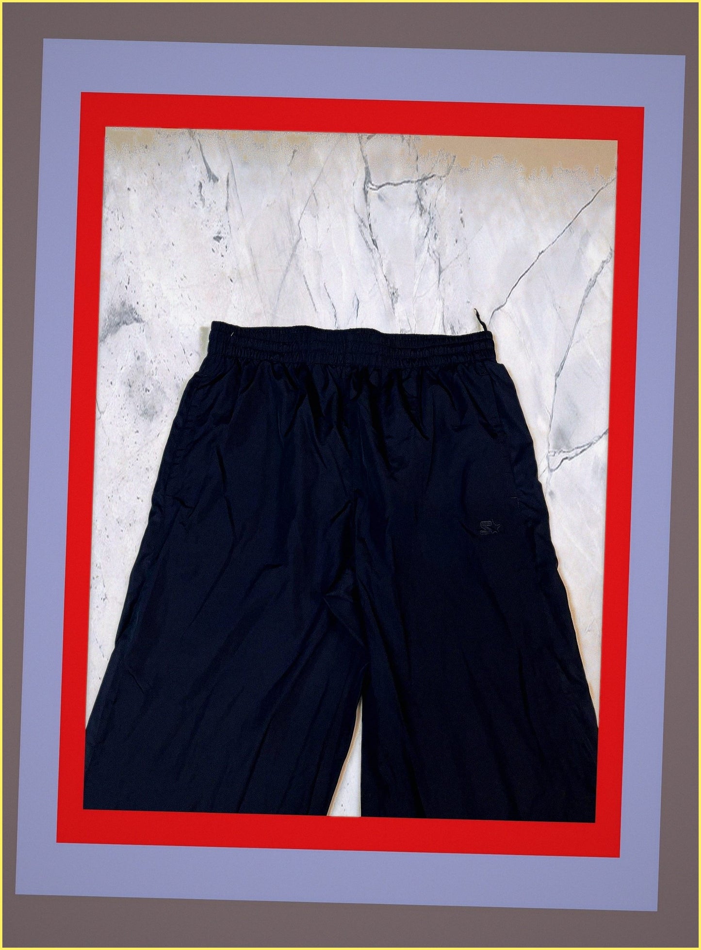 Entdecke unsere Vintage Track Pants von Nike und anderen Marken, erhältlich bei Valuxery.de - Dein Shop für trendige Vintage - Kleidung. Unsere Track Pants sind aus hochwertigen Materialien und