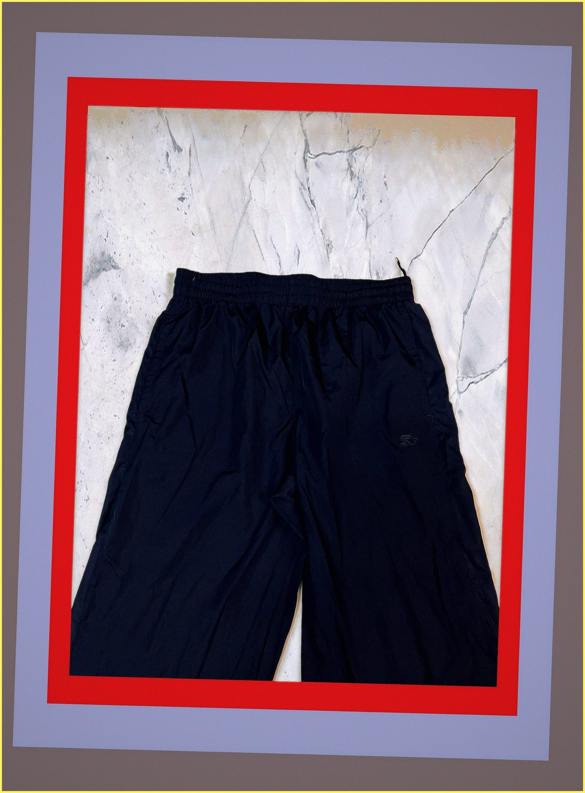 Entdecke unsere Vintage Track Pants von Nike und anderen Marken, erhältlich bei Valuxery.de - Dein Shop für trendige Vintage - Kleidung. Unsere Track Pants sind aus hochwertigen Materialien und