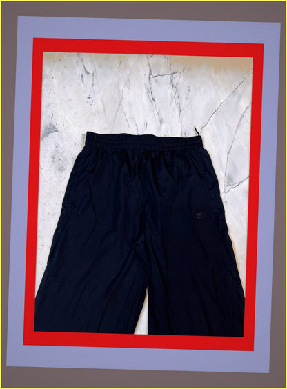 Entdecke unsere Vintage Track Pants von Nike und anderen Marken, erhältlich bei Valuxery.de - Dein Shop für trendige Vintage - Kleidung. Unsere Track Pants sind aus hochwertigen Materialien und