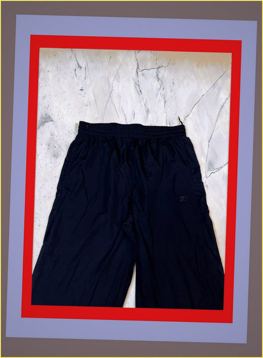 Entdecke unsere Vintage Track Pants von Nike und anderen Marken, erhältlich bei Valuxery.de - Dein Shop für trendige Vintage - Kleidung. Unsere Track Pants sind aus hochwertigen Materialien und