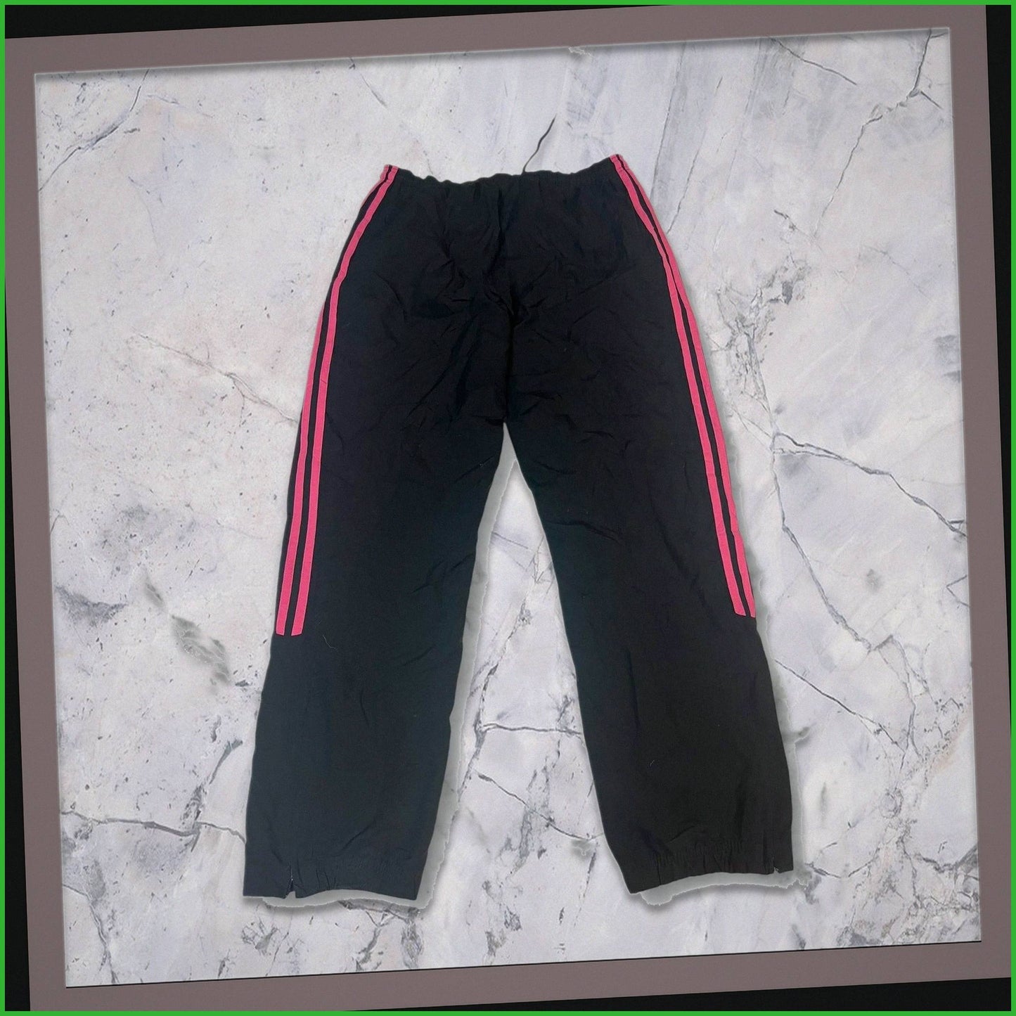 Entdecke unsere Vintage Track Pants von Nike und anderen Marken, erhältlich bei Valuxery.de - Dein Shop für trendige Vintage - Kleidung. Unsere Track Pants sind aus hochwertigen Materialien und