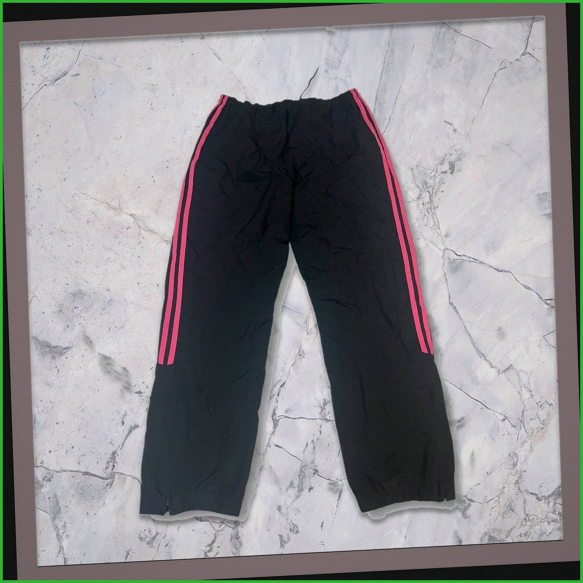 Entdecke unsere Vintage Track Pants von Nike und anderen Marken, erhältlich bei Valuxery.de - Dein Shop für trendige Vintage - Kleidung. Unsere Track Pants sind aus hochwertigen Materialien und