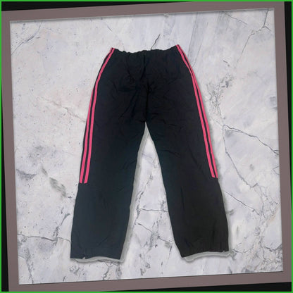 Entdecke unsere Vintage Track Pants von Nike und anderen Marken, erhältlich bei Valuxery.de - Dein Shop für trendige Vintage - Kleidung. Unsere Track Pants sind aus hochwertigen Materialien und
