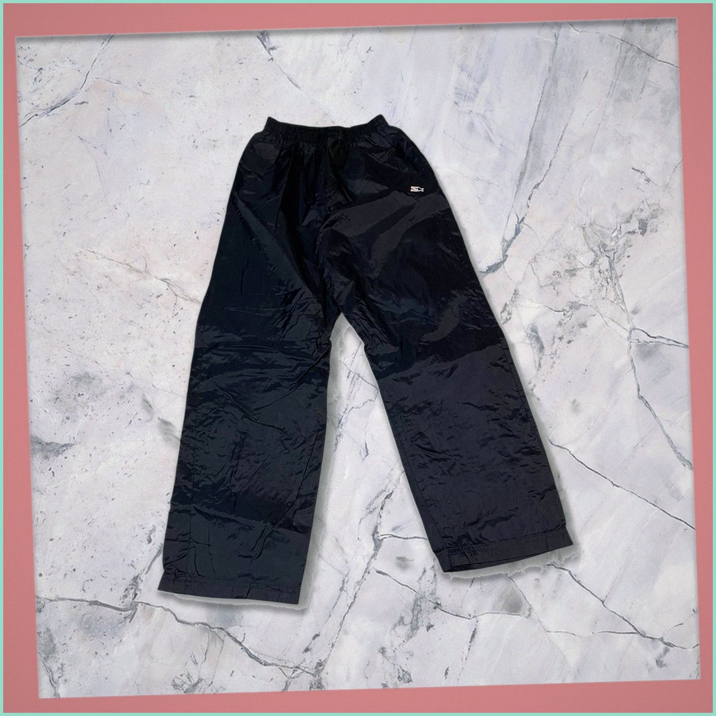 Entdecke unsere Vintage Track Pants von Nike und anderen Marken, erhältlich bei Valuxery.de - Dein Shop für trendige Vintage - Kleidung. Unsere Track Pants sind aus hochwertigen Materialien und