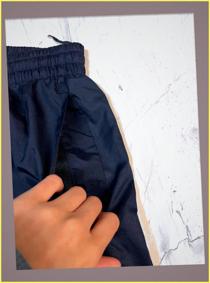 Entdecke unsere Vintage Track Pants von Nike und anderen Marken, erhältlich bei Valuxery.de - Dein Shop für trendige Vintage - Kleidung. Unsere Track Pants sind aus hochwertigen Materialien und