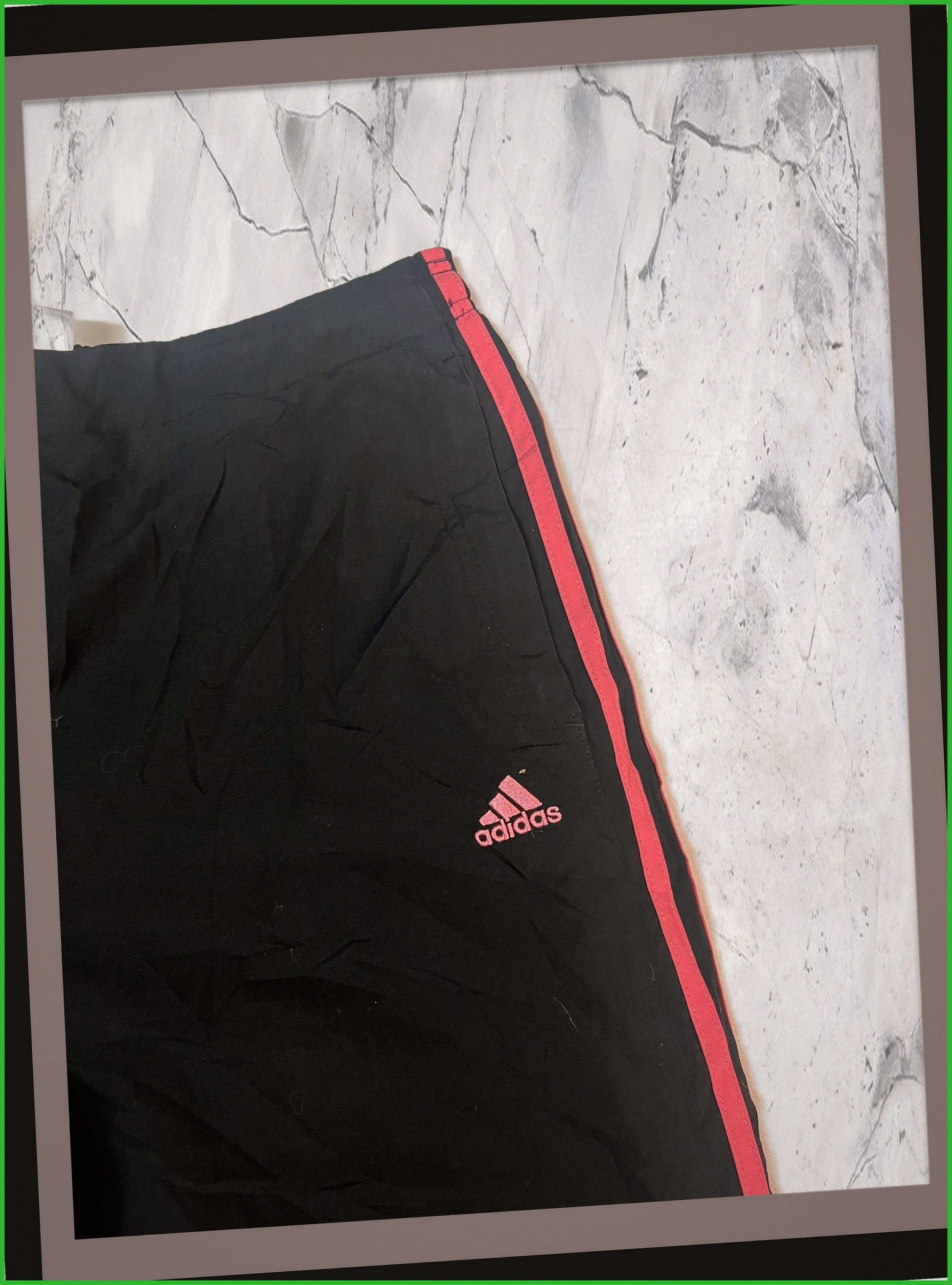 Entdecke unsere Vintage Track Pants von Nike und anderen Marken, erhältlich bei Valuxery.de - Dein Shop für trendige Vintage - Kleidung. Unsere Track Pants sind aus hochwertigen Materialien und