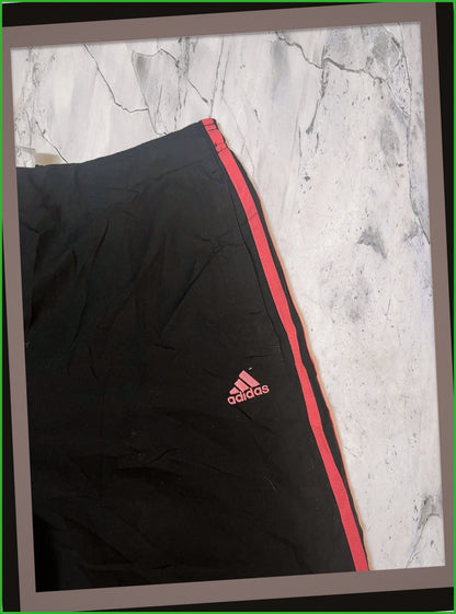 Entdecke unsere Vintage Track Pants von Nike und anderen Marken, erhältlich bei Valuxery.de - Dein Shop für trendige Vintage - Kleidung. Unsere Track Pants sind aus hochwertigen Materialien und