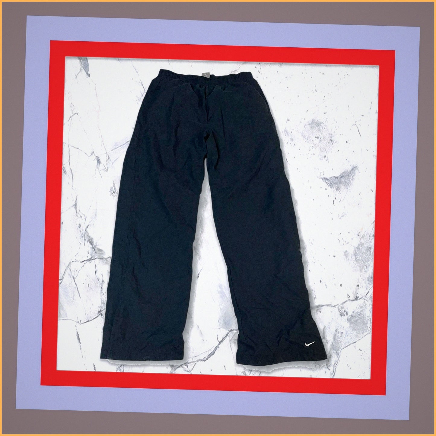 Entdecke unsere Vintage Track Pants von Nike und anderen Marken, erhältlich bei Valuxery.de - Dein Shop für trendige Vintage - Kleidung. Unsere Track Pants sind aus hochwertigen Materialien und