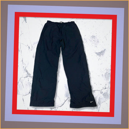 Entdecke unsere Vintage Track Pants von Nike und anderen Marken, erhältlich bei Valuxery.de - Dein Shop für trendige Vintage - Kleidung. Unsere Track Pants sind aus hochwertigen Materialien und