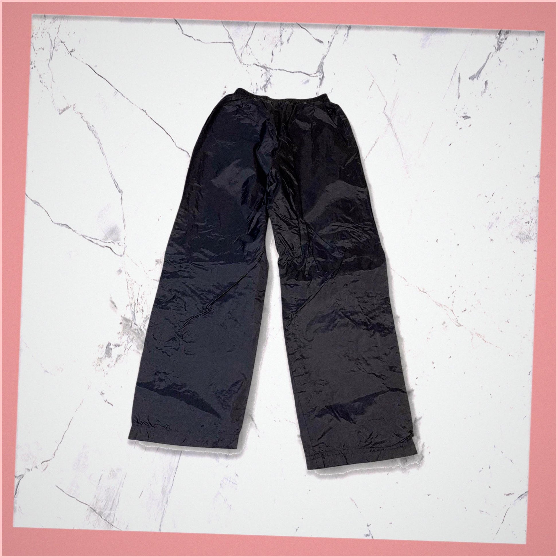 Entdecke unsere Vintage Track Pants von Nike und anderen Marken, erhältlich bei Valuxery.de - Dein Shop für trendige Vintage - Kleidung. Unsere Track Pants sind aus hochwertigen Materialien und