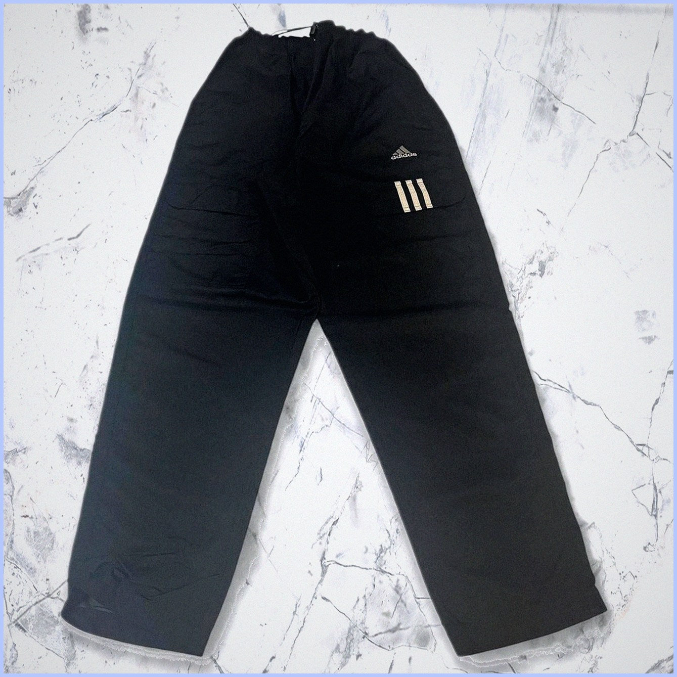 Entdecke unsere Vintage Track Pants von Nike und anderen Marken, erhältlich bei Valuxery.de - Dein Shop für trendige Vintage - Kleidung. Unsere Track Pants sind aus hochwertigen Materialien und