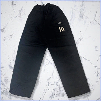 Entdecke unsere Vintage Track Pants von Nike und anderen Marken, erhältlich bei Valuxery.de - Dein Shop für trendige Vintage - Kleidung. Unsere Track Pants sind aus hochwertigen Materialien und