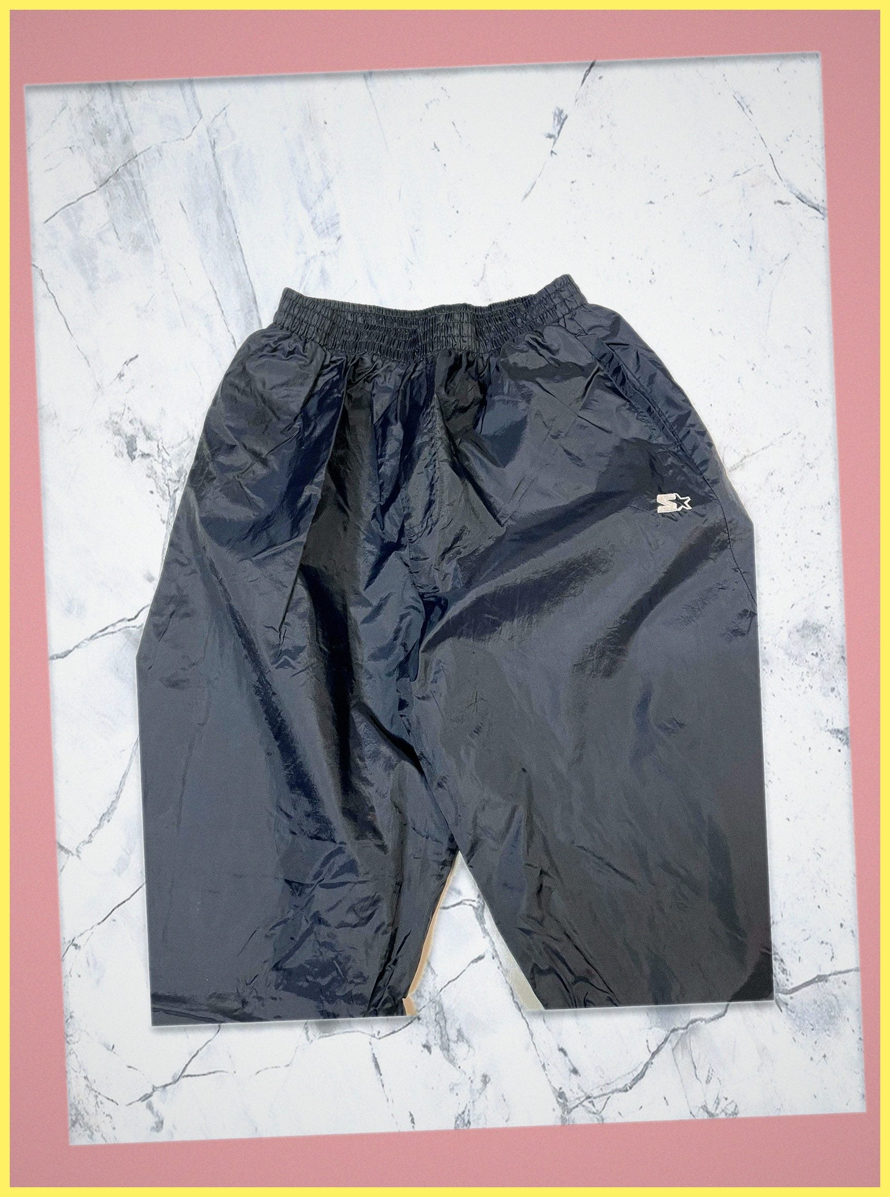 Entdecke unsere Vintage Track Pants von Nike und anderen Marken, erhältlich bei Valuxery.de - Dein Shop für trendige Vintage - Kleidung. Unsere Track Pants sind aus hochwertigen Materialien und