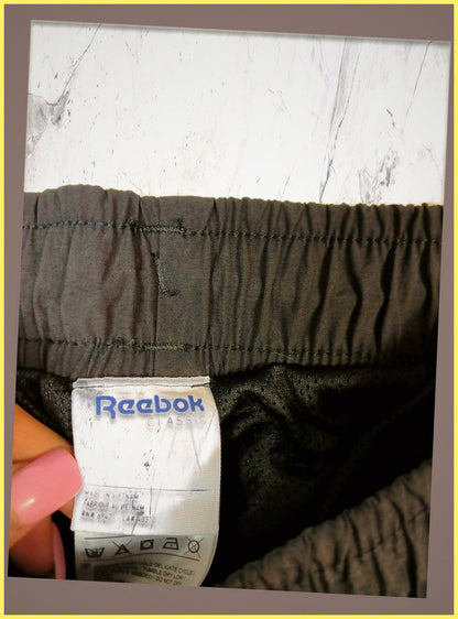 Entdecke unsere Vintage Track Pants von Nike und anderen Marken, erhältlich bei Valuxery.de - Dein Shop für trendige Vintage - Kleidung. Unsere Track Pants sind aus hochwertigen Materialien und
