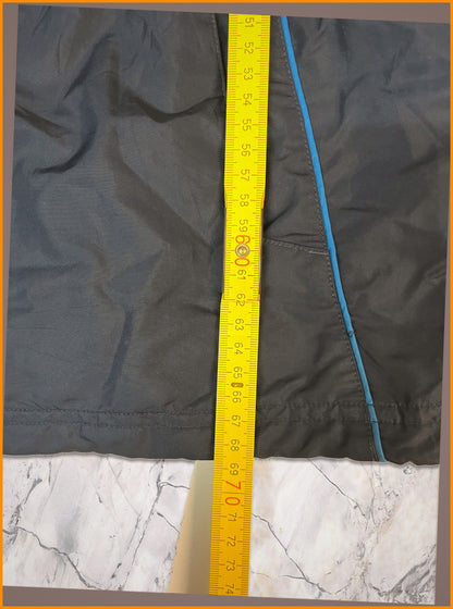 Entdecke unsere Vintage Track Pants von Nike und anderen Marken, erhältlich bei Valuxery.de - Dein Shop für trendige Vintage - Kleidung. Unsere Track Pants sind aus hochwertigen Materialien und