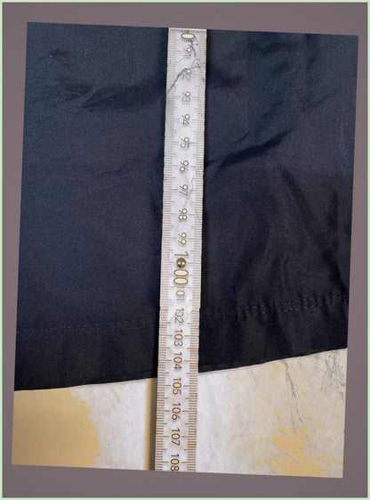 Entdecke unsere Vintage Track Pants von Nike und anderen Marken, erhältlich bei Valuxery.de - Dein Shop für trendige Vintage - Kleidung. Unsere Track Pants sind aus hochwertigen Materialien und