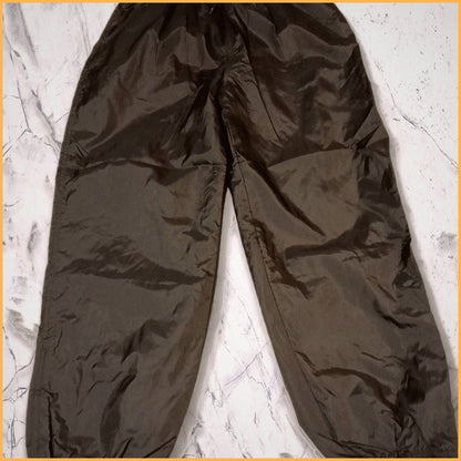 Entdecke unsere Vintage Track Pants von Nike und anderen Marken, erhältlich bei Valuxery.de - Dein Shop für trendige Vintage - Kleidung. Unsere Track Pants sind aus hochwertigen Materialien und