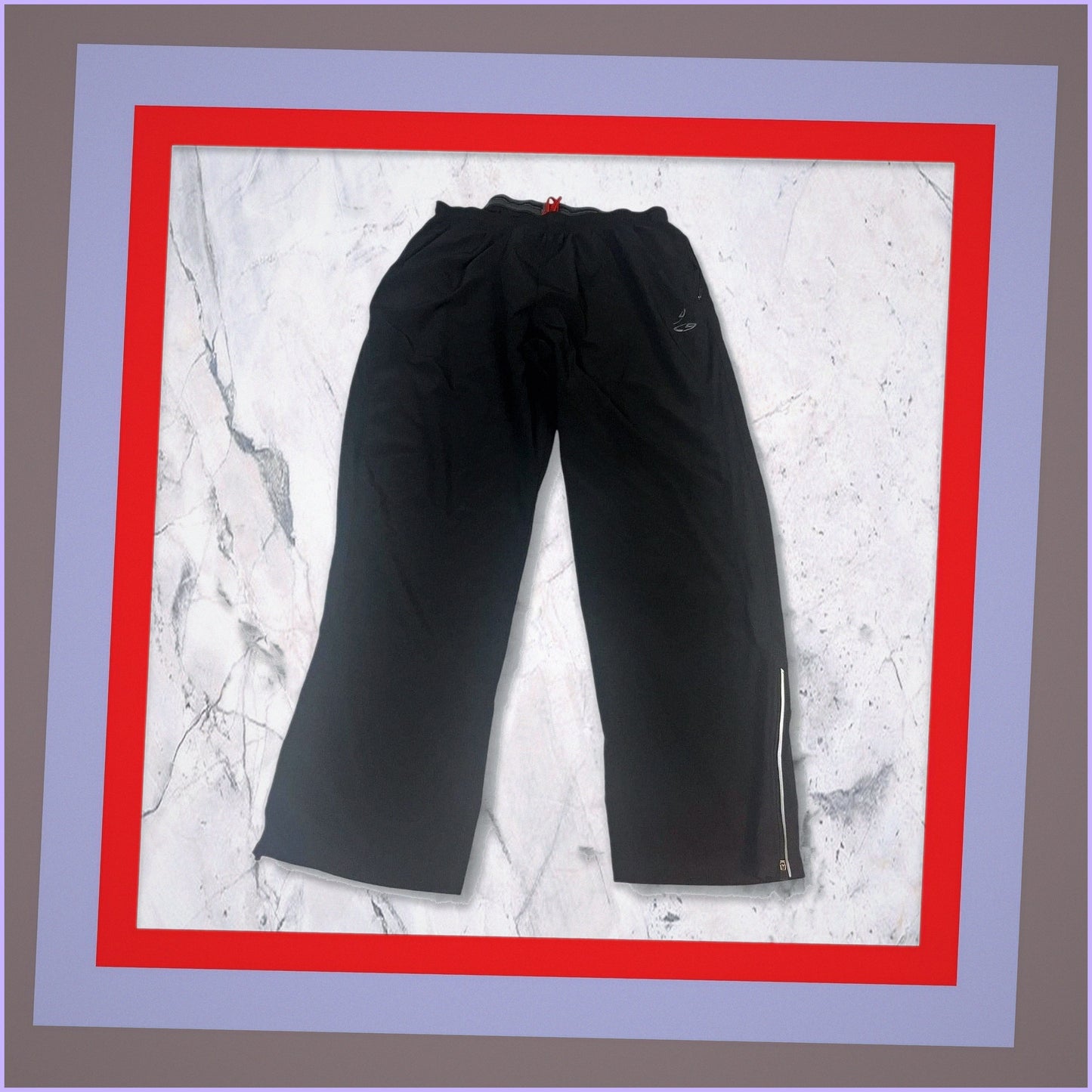 Entdecke unsere Vintage Track Pants von Nike und anderen Marken, erhältlich bei Valuxery.de - Dein Shop für trendige Vintage - Kleidung. Unsere Track Pants sind aus hochwertigen Materialien und