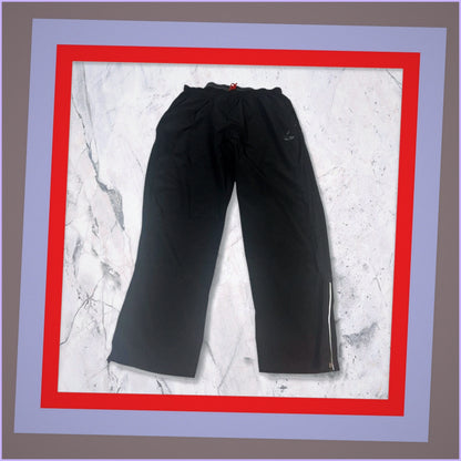Entdecke unsere Vintage Track Pants von Nike und anderen Marken, erhältlich bei Valuxery.de - Dein Shop für trendige Vintage - Kleidung. Unsere Track Pants sind aus hochwertigen Materialien und