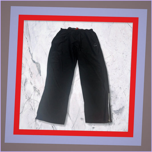 Entdecke unsere Vintage Track Pants von Nike und anderen Marken, erhältlich bei Valuxery.de - Dein Shop für trendige Vintage - Kleidung. Unsere Track Pants sind aus hochwertigen Materialien und