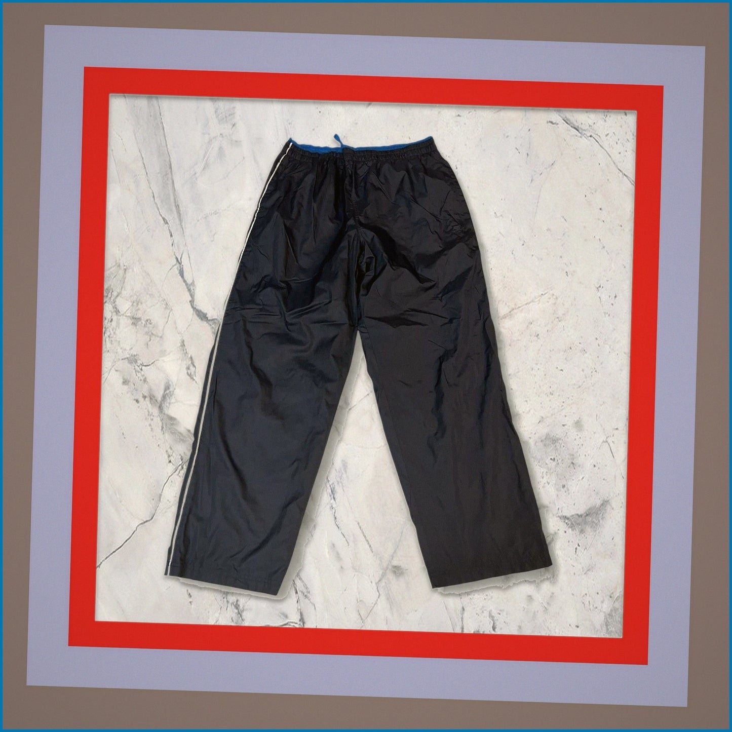 Entdecke unsere Vintage Track Pants von Nike und anderen Marken, erhältlich bei Valuxery.de - Dein Shop für trendige Vintage - Kleidung. Unsere Track Pants sind aus hochwertigen Materialien und