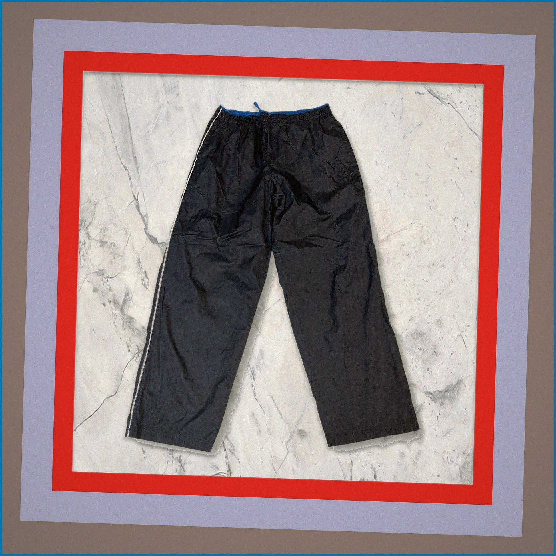 Entdecke unsere Vintage Track Pants von Nike und anderen Marken, erhältlich bei Valuxery.de - Dein Shop für trendige Vintage - Kleidung. Unsere Track Pants sind aus hochwertigen Materialien und