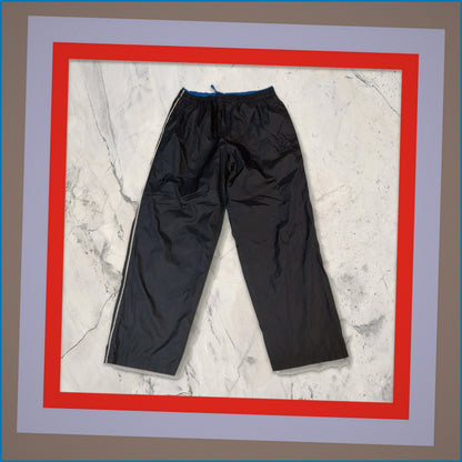 Entdecke unsere Vintage Track Pants von Nike und anderen Marken, erhältlich bei Valuxery.de - Dein Shop für trendige Vintage - Kleidung. Unsere Track Pants sind aus hochwertigen Materialien und