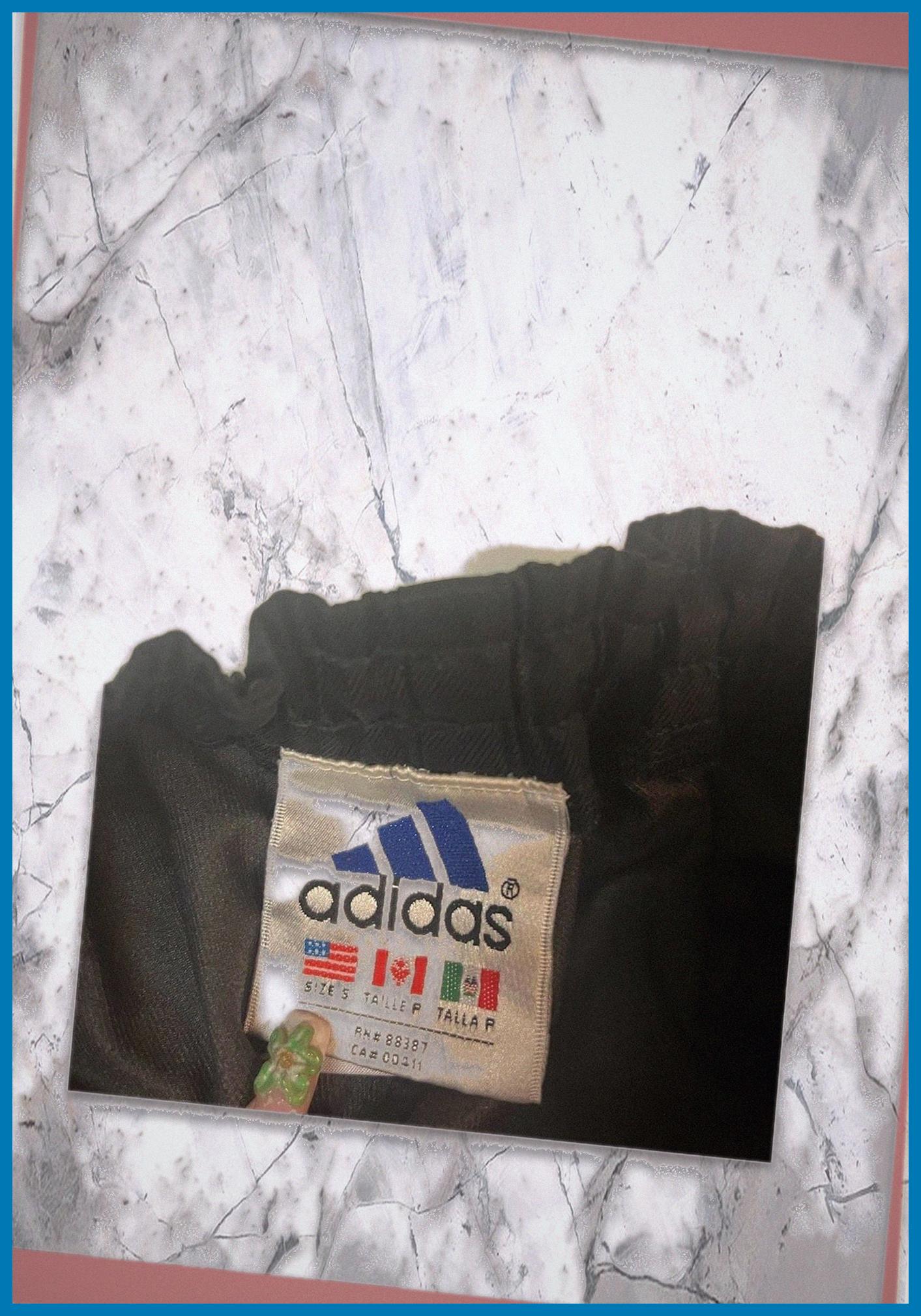 Entdecke unsere Vintage Track Pants von Nike und anderen Marken, erhältlich bei Valuxery.de - Dein Shop für trendige Vintage - Kleidung. Unsere Track Pants sind aus hochwertigen Materialien und
