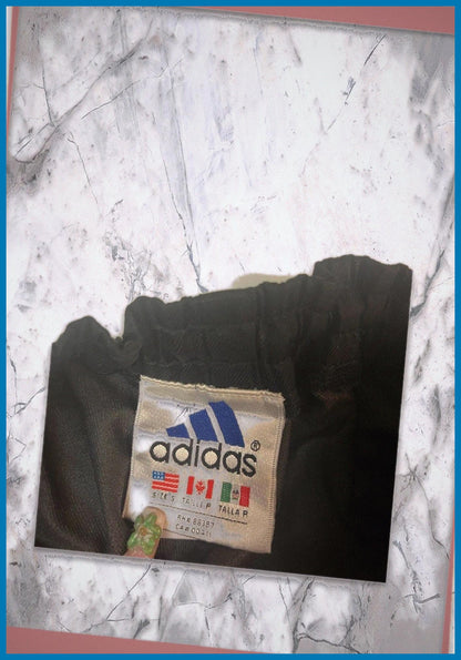 Entdecke unsere Vintage Track Pants von Nike und anderen Marken, erhältlich bei Valuxery.de - Dein Shop für trendige Vintage - Kleidung. Unsere Track Pants sind aus hochwertigen Materialien und