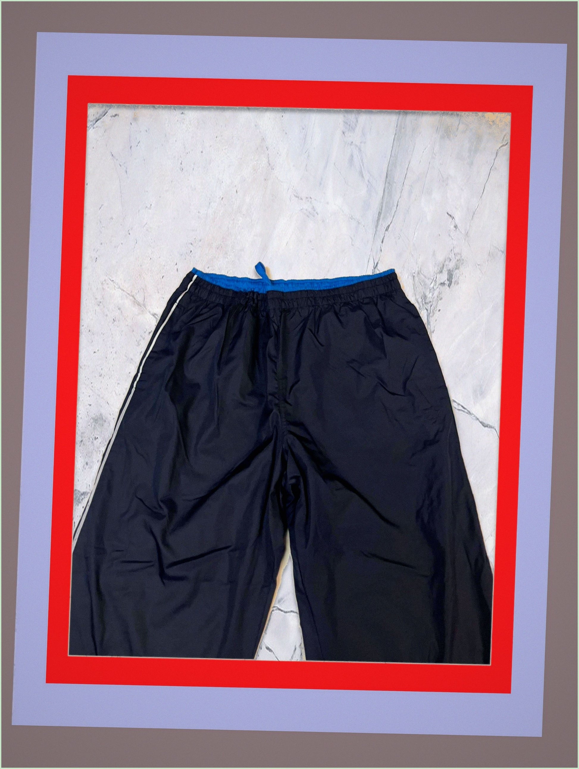 Entdecke unsere Vintage Track Pants von Nike und anderen Marken, erhältlich bei Valuxery.de - Dein Shop für trendige Vintage - Kleidung. Unsere Track Pants sind aus hochwertigen Materialien und