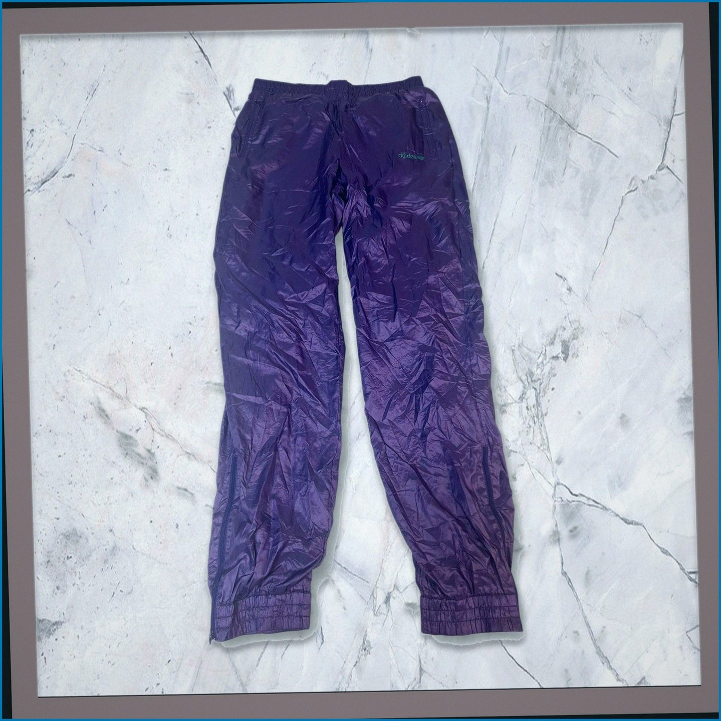 Entdecke unsere Vintage Track Pants von Nike und anderen Marken, erhältlich bei Valuxery.de - Dein Shop für trendige Vintage - Kleidung. Unsere Track Pants sind aus hochwertigen Materialien und
