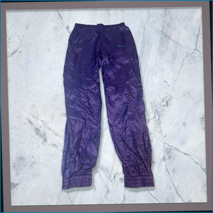 Entdecke unsere Vintage Track Pants von Nike und anderen Marken, erhältlich bei Valuxery.de - Dein Shop für trendige Vintage - Kleidung. Unsere Track Pants sind aus hochwertigen Materialien und