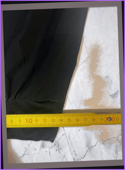 Entdecke unsere Vintage Track Pants von Nike und anderen Marken, erhältlich bei Valuxery.de - Dein Shop für trendige Vintage - Kleidung. Unsere Track Pants sind aus hochwertigen Materialien und