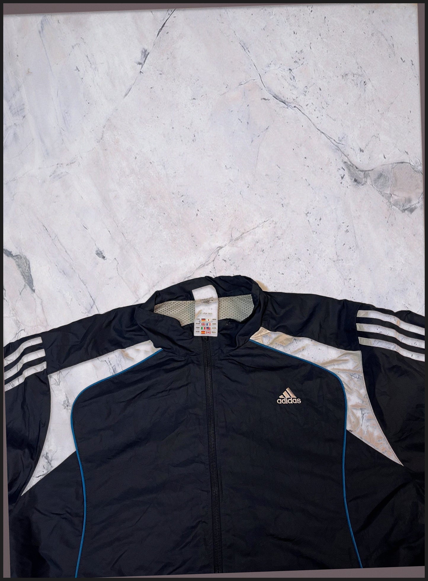 Entdecke unsere Vintage Track Pants von Nike und anderen Marken, erhältlich bei Valuxery.de - Dein Shop für trendige Vintage - Kleidung. Unsere Track Pants sind aus hochwertigen Materialien und