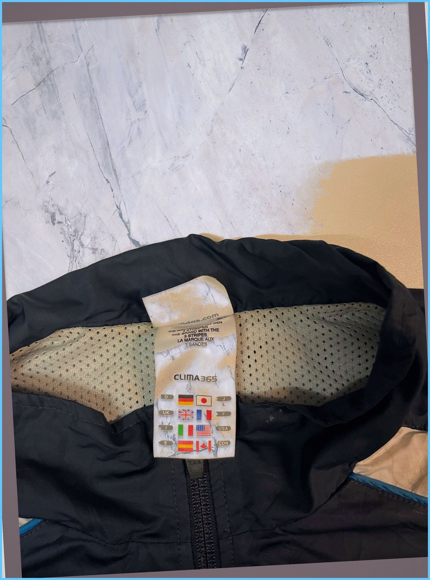 Entdecke unsere Vintage Track Pants von Nike und anderen Marken, erhältlich bei Valuxery.de - Dein Shop für trendige Vintage - Kleidung. Unsere Track Pants sind aus hochwertigen Materialien und