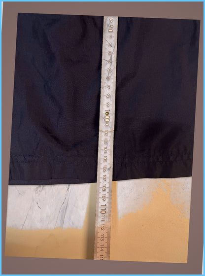 Entdecke unsere Vintage Track Pants von Nike und anderen Marken, erhältlich bei Valuxery.de - Dein Shop für trendige Vintage - Kleidung. Unsere Track Pants sind aus hochwertigen Materialien und