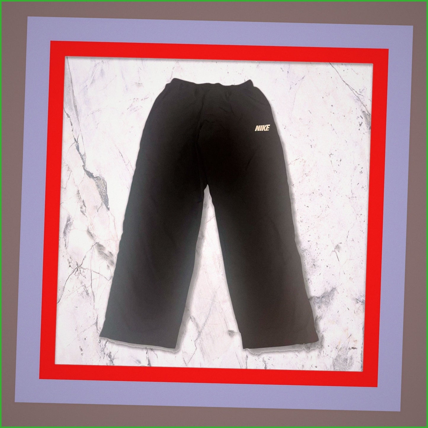 Entdecke unsere Vintage Track Pants von Nike und anderen Marken, erhältlich bei Valuxery.de - Dein Shop für trendige Vintage - Kleidung. Unsere Track Pants sind aus hochwertigen Materialien und
