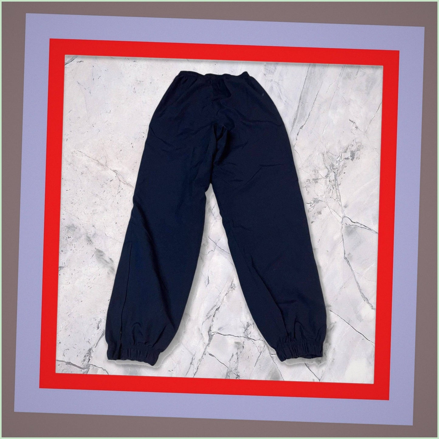 Entdecke unsere Vintage Track Pants von Nike und anderen Marken, erhältlich bei Valuxery.de - Dein Shop für trendige Vintage - Kleidung. Unsere Track Pants sind aus hochwertigen Materialien und