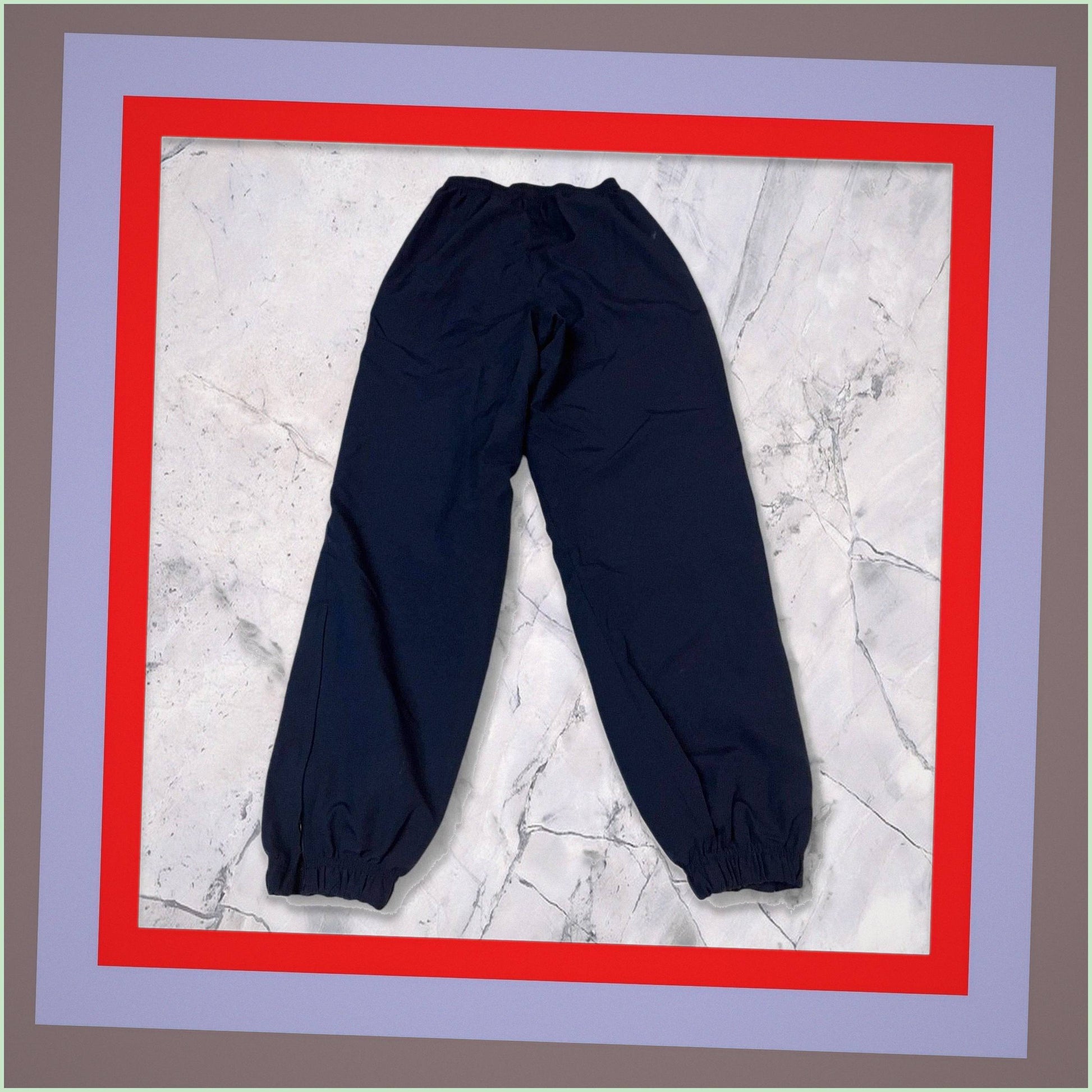 Entdecke unsere Vintage Track Pants von Nike und anderen Marken, erhältlich bei Valuxery.de - Dein Shop für trendige Vintage - Kleidung. Unsere Track Pants sind aus hochwertigen Materialien und