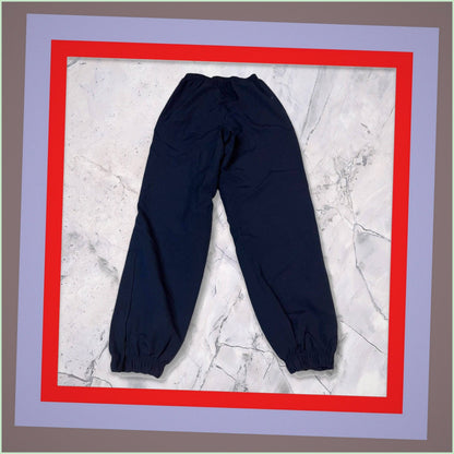 Entdecke unsere Vintage Track Pants von Nike und anderen Marken, erhältlich bei Valuxery.de - Dein Shop für trendige Vintage - Kleidung. Unsere Track Pants sind aus hochwertigen Materialien und