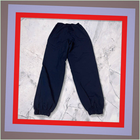 Entdecke unsere Vintage Track Pants von Nike und anderen Marken, erhältlich bei Valuxery.de - Dein Shop für trendige Vintage - Kleidung. Unsere Track Pants sind aus hochwertigen Materialien und