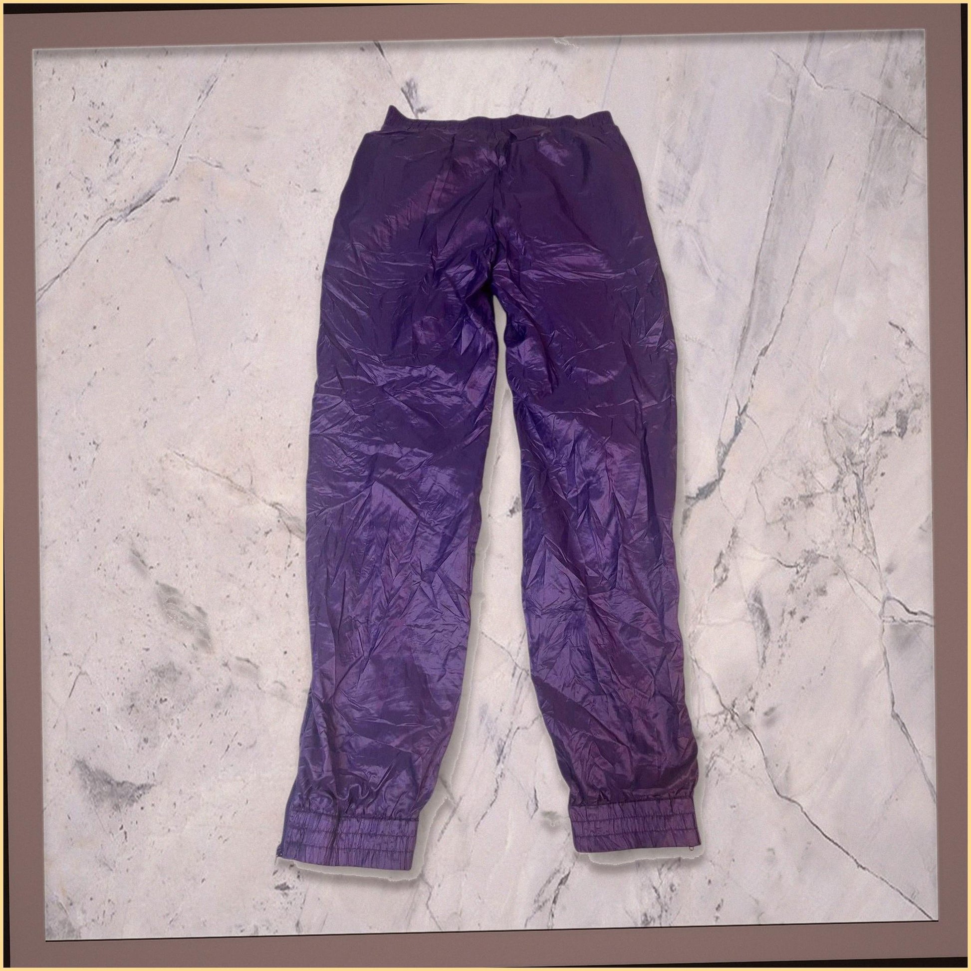 Entdecke unsere Vintage Track Pants von Nike und anderen Marken, erhältlich bei Valuxery.de - Dein Shop für trendige Vintage - Kleidung. Unsere Track Pants sind aus hochwertigen Materialien und