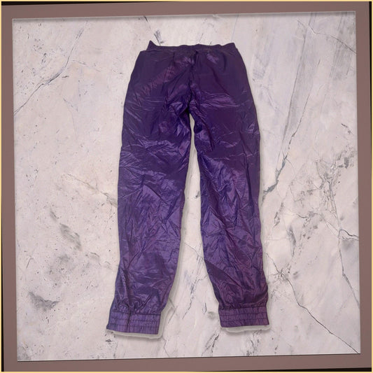 Entdecke unsere Vintage Track Pants von Nike und anderen Marken, erhältlich bei Valuxery.de - Dein Shop für trendige Vintage - Kleidung. Unsere Track Pants sind aus hochwertigen Materialien und