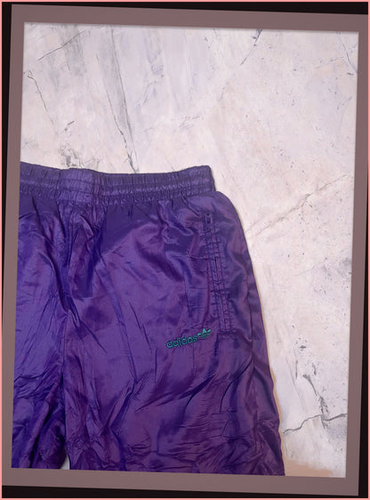 Entdecke unsere Vintage Track Pants von Nike und anderen Marken, erhältlich bei Valuxery.de - Dein Shop für trendige Vintage - Kleidung. Unsere Track Pants sind aus hochwertigen Materialien und